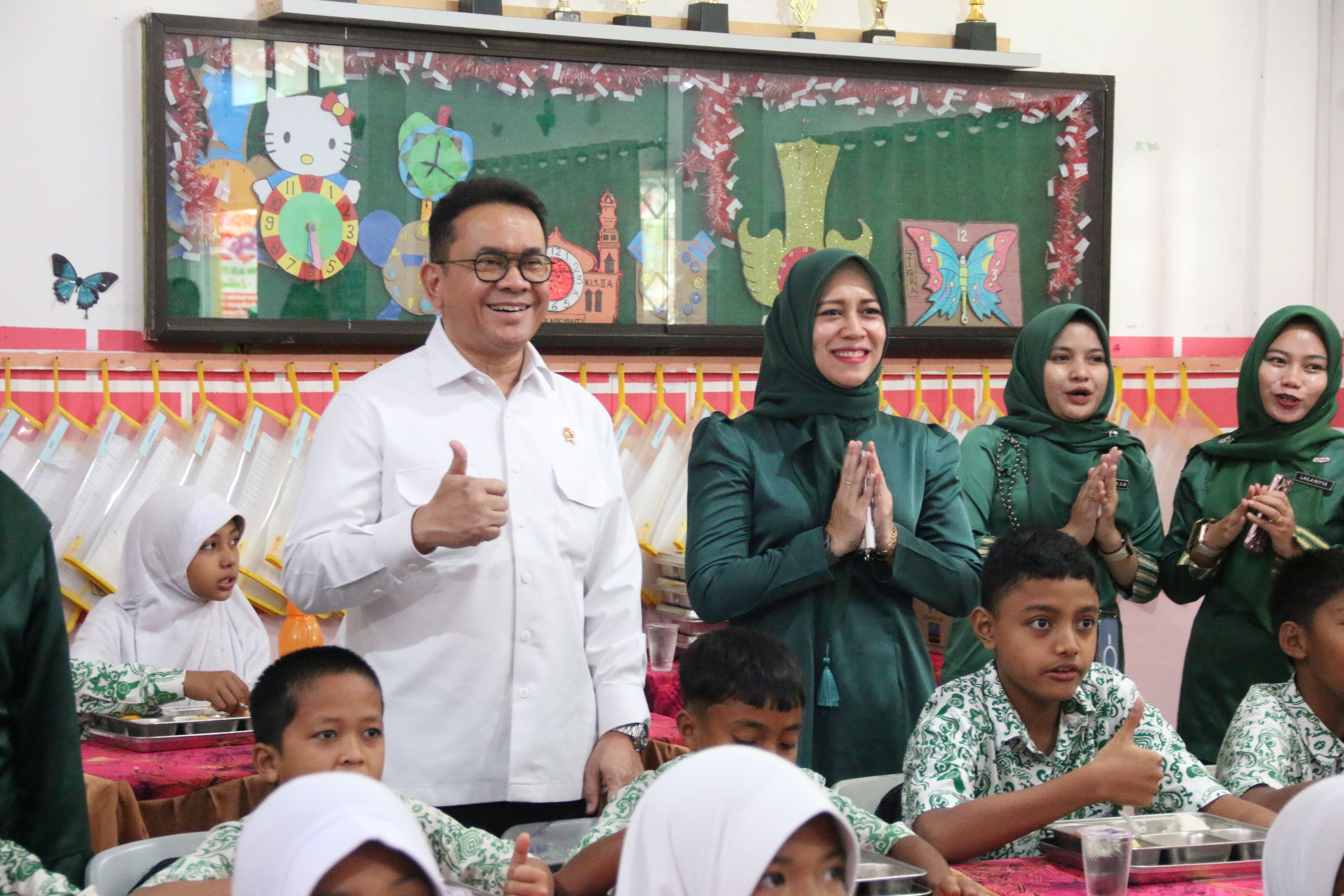 Kunjungan Menteri Perdagangan RI di Yayasan Pendidikan Ibnu Sina Batam dalam Rangka Peninjauan Program Makan Bergizi Gratis di Tengah Perayaan Lomba 17 Agustus